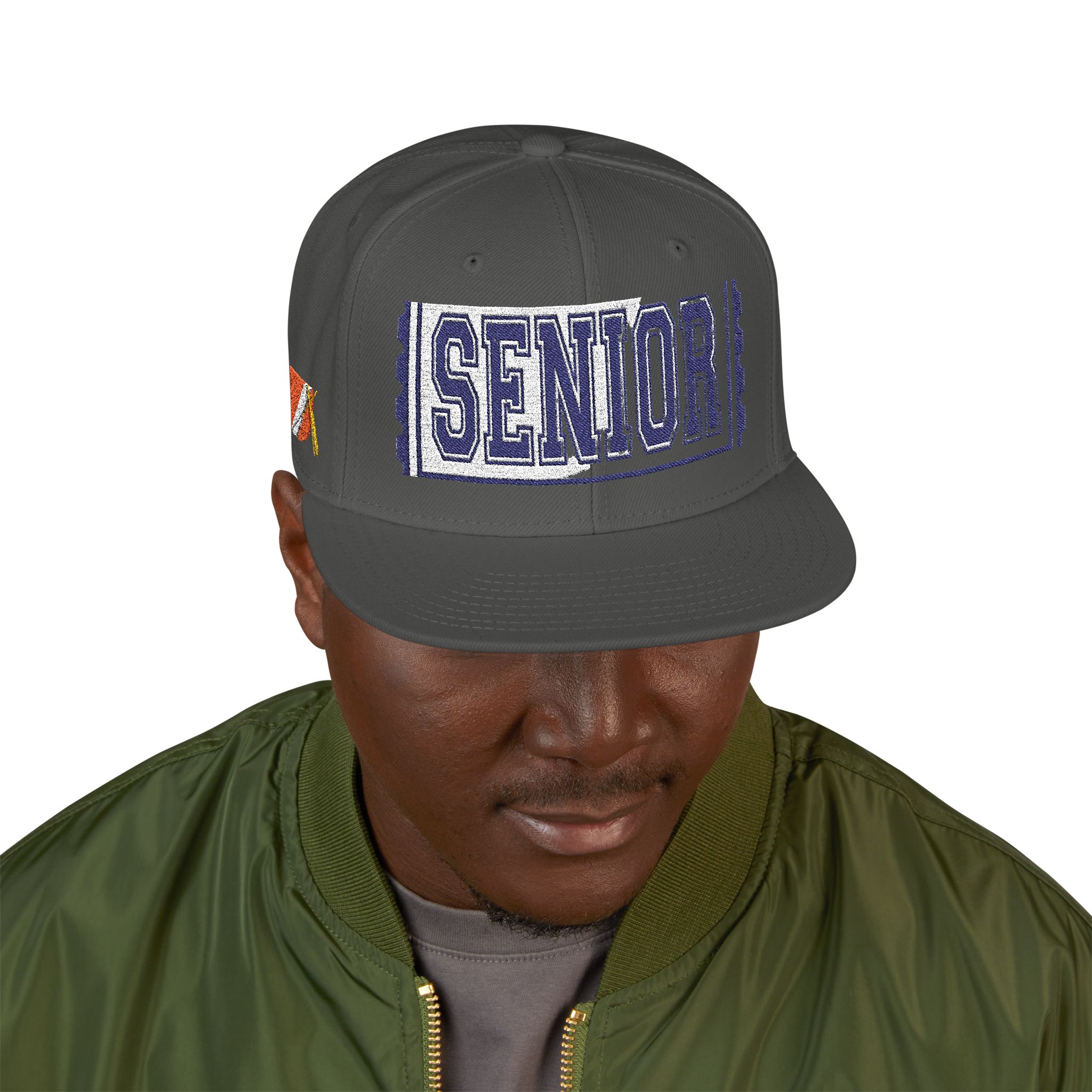 11649712199562854897_2048.jpeg Casquette — Design « SENIOR» en lettres épaisses avec logo latéral – Image 11