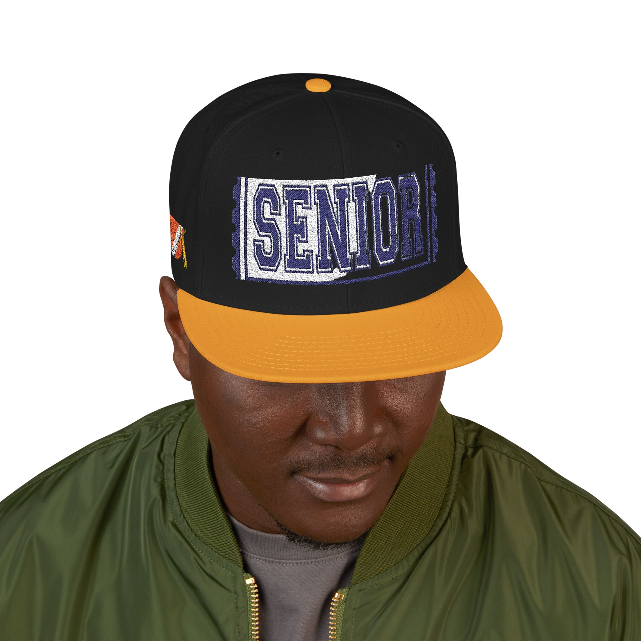 12879777265279648977_2048.jpeg Casquette — Design « SENIOR» en lettres épaisses avec logo latéral – Image 27
