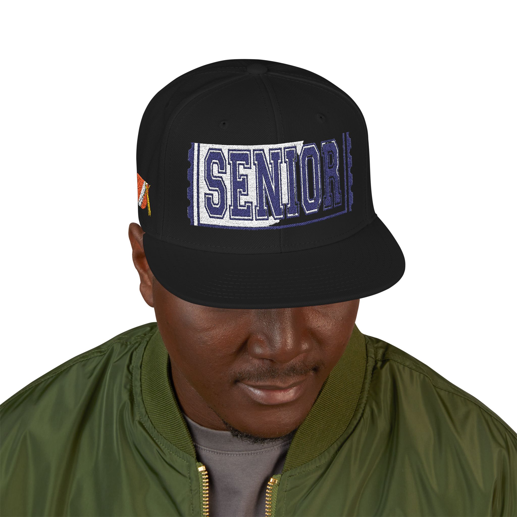 13193144443384049623_2048.jpeg Casquette — Design « SENIOR» en lettres épaisses avec logo latéral – Image 19