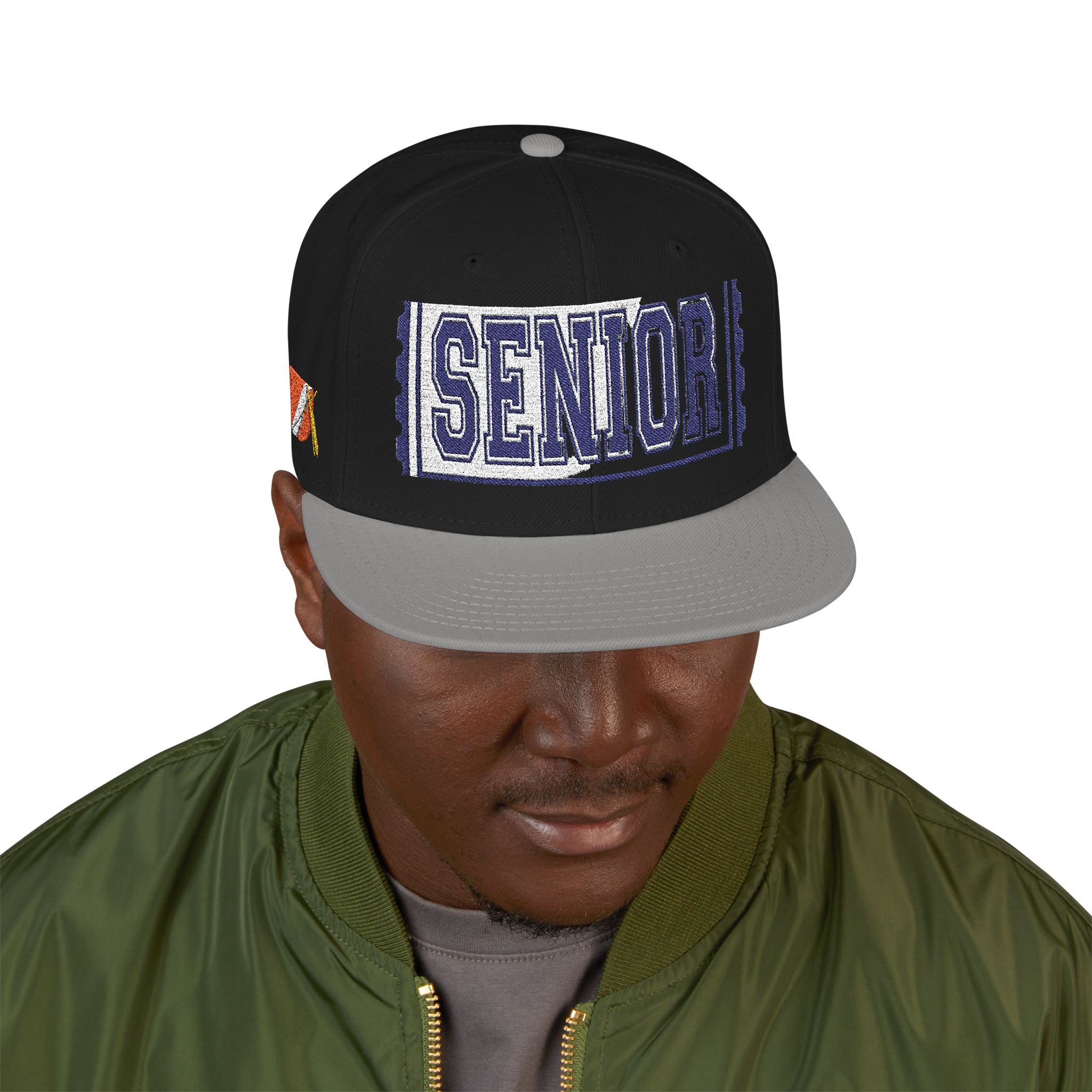 13997097644801485009_2048.jpeg Casquette — Design « SENIOR» en lettres épaisses avec logo latéral – Image 43