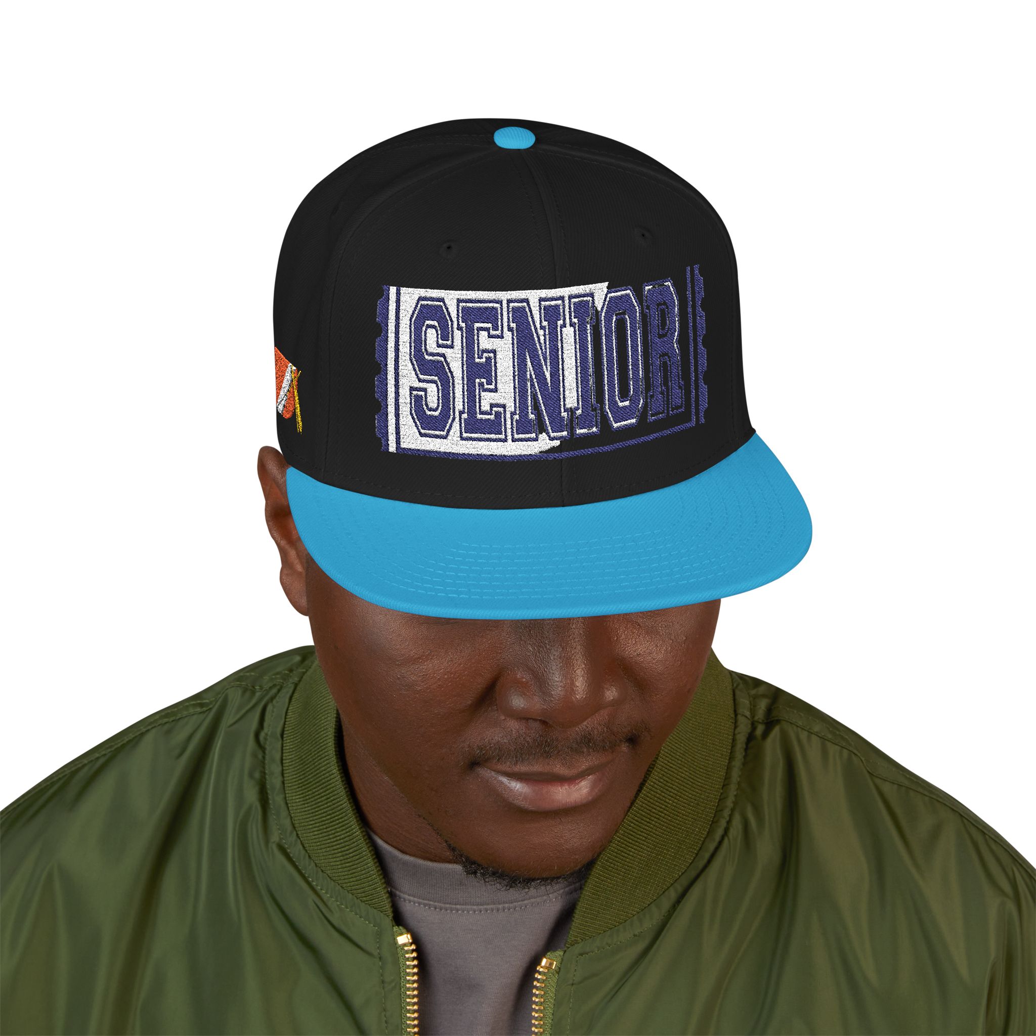 14264503142253904570_2048.jpeg Casquette — Design « SENIOR» en lettres épaisses avec logo latéral – Image 15