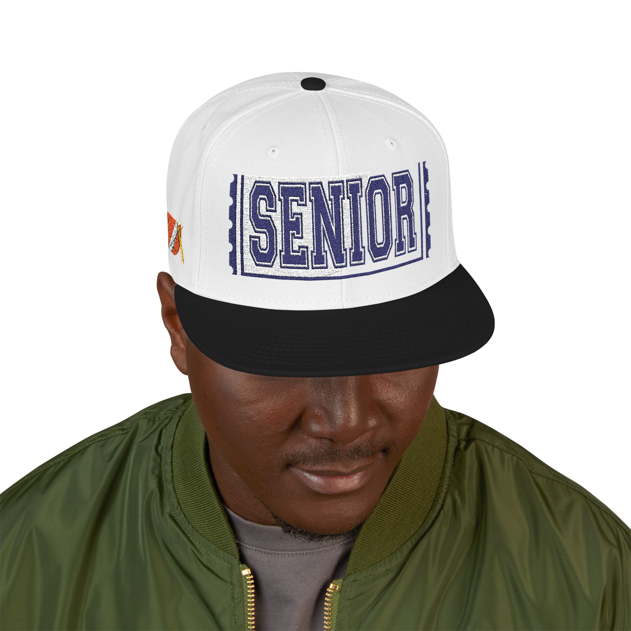 15967932067469278558_2048.jpeg Casquette — Design « SENIOR» en lettres épaisses avec logo latéral – Image 51