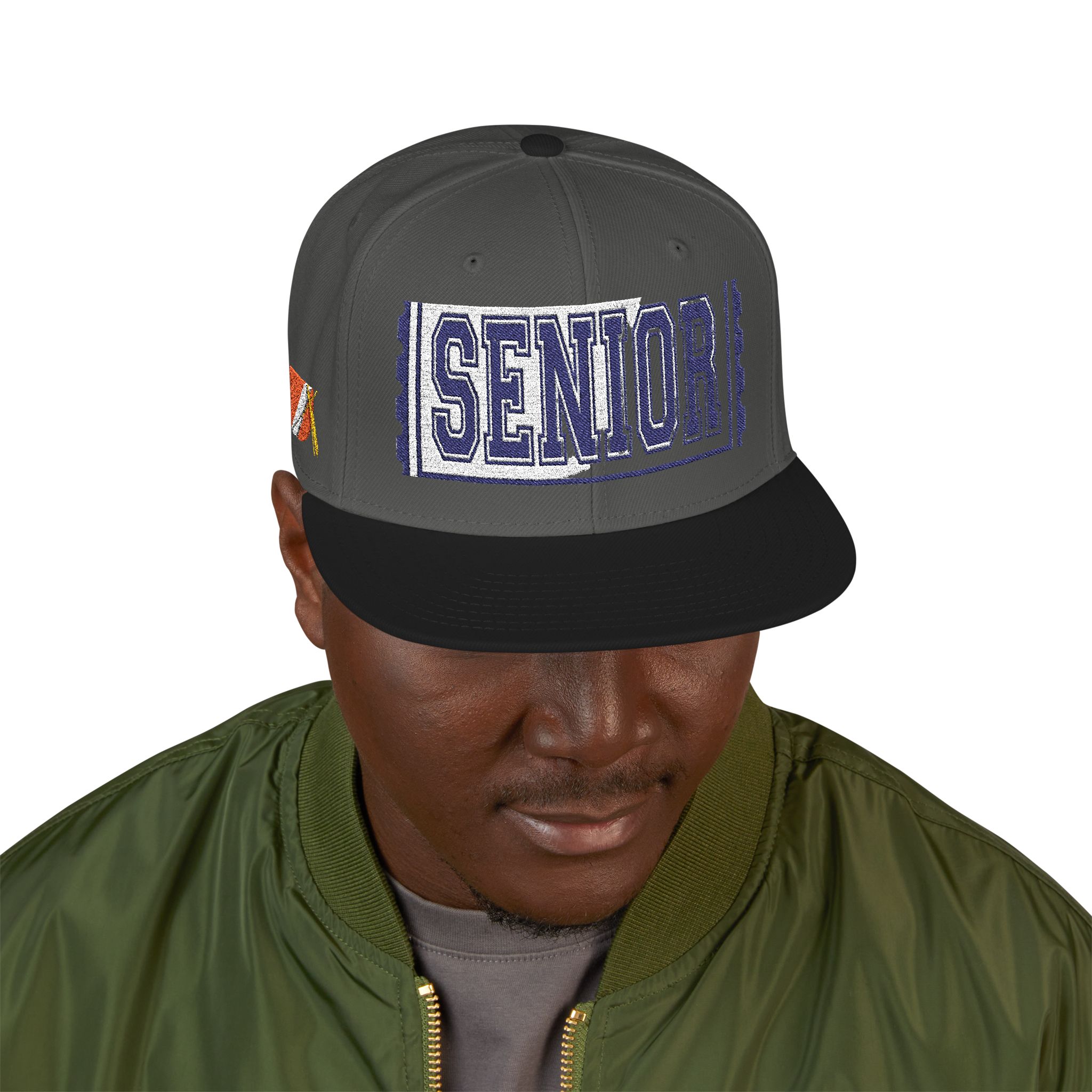 17857984904472938660_2048.jpeg Casquette — Design « SENIOR» en lettres épaisses avec logo latéral – Image 7