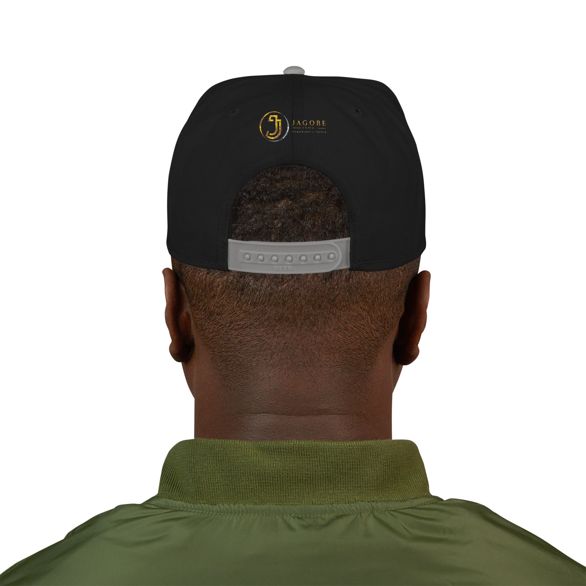 312101949617910231_2048.jpeg Casquette — Design « SENIOR» en lettres épaisses avec logo latéral – Image 44