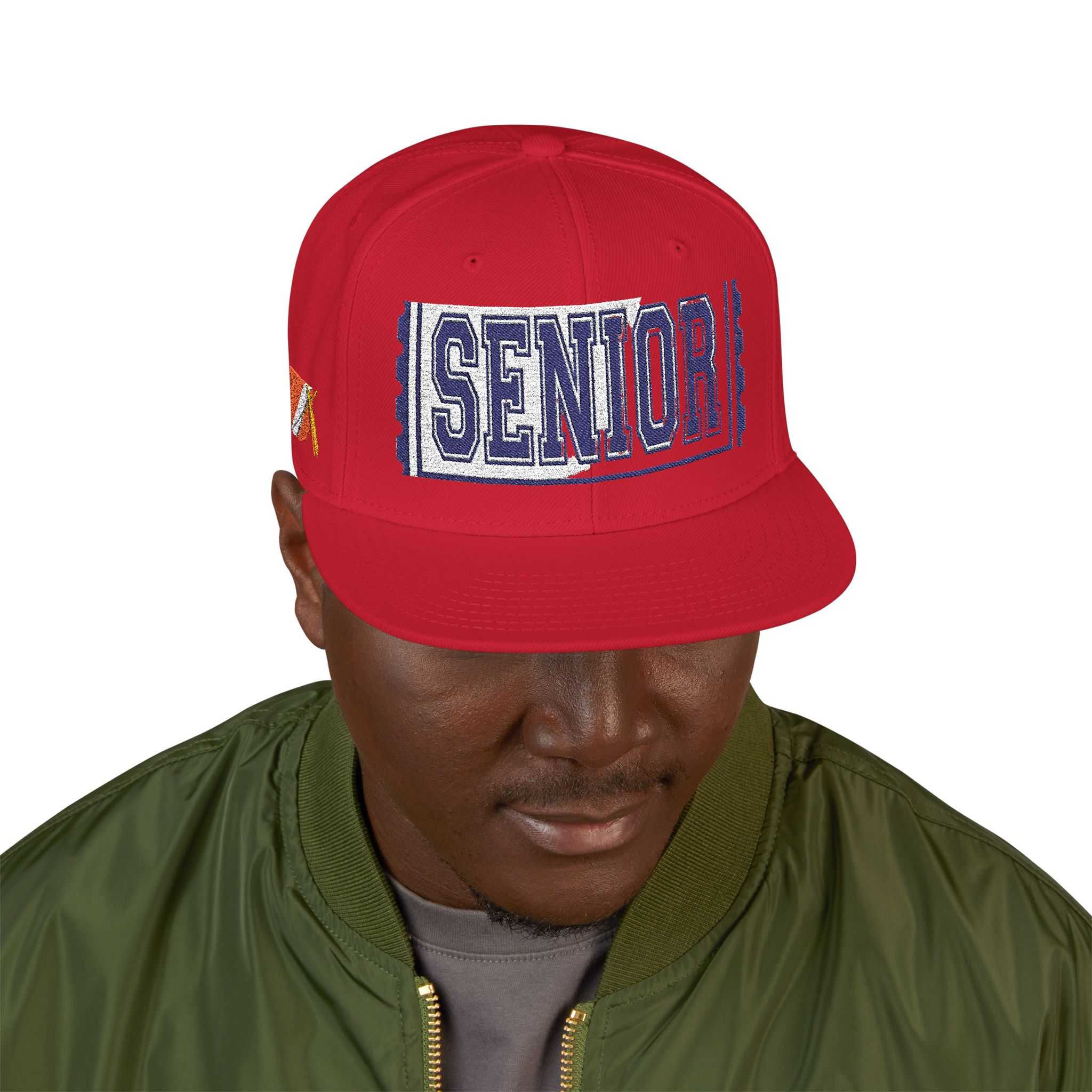 3211494375308033967_2048.jpeg Casquette — Design « SENIOR» en lettres épaisses avec logo latéral – Image 59
