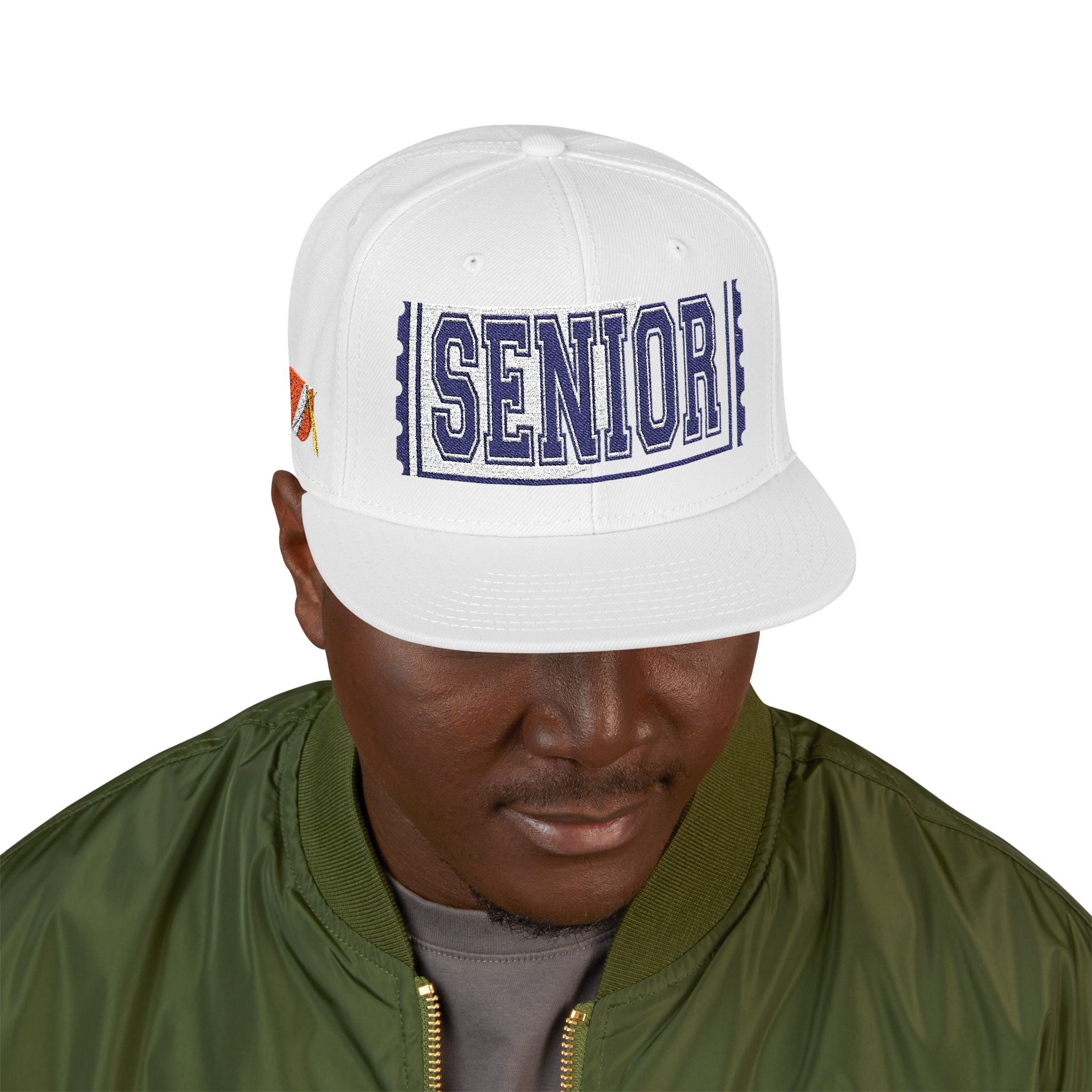 3907273303028299885_2048.jpeg Casquette — Design « SENIOR» en lettres épaisses avec logo latéral – Image 55