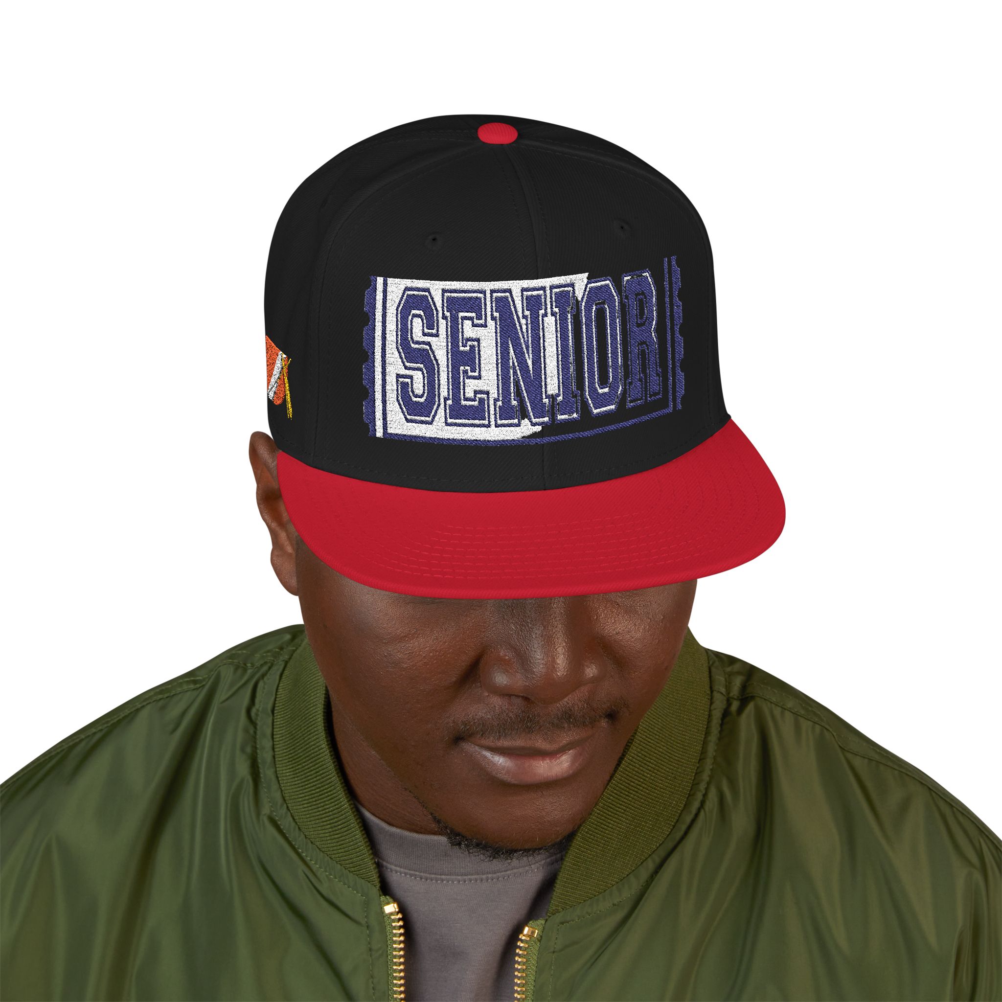 4014332557985164219_2048.jpeg Casquette — Design « SENIOR» en lettres épaisses avec logo latéral – Image 35