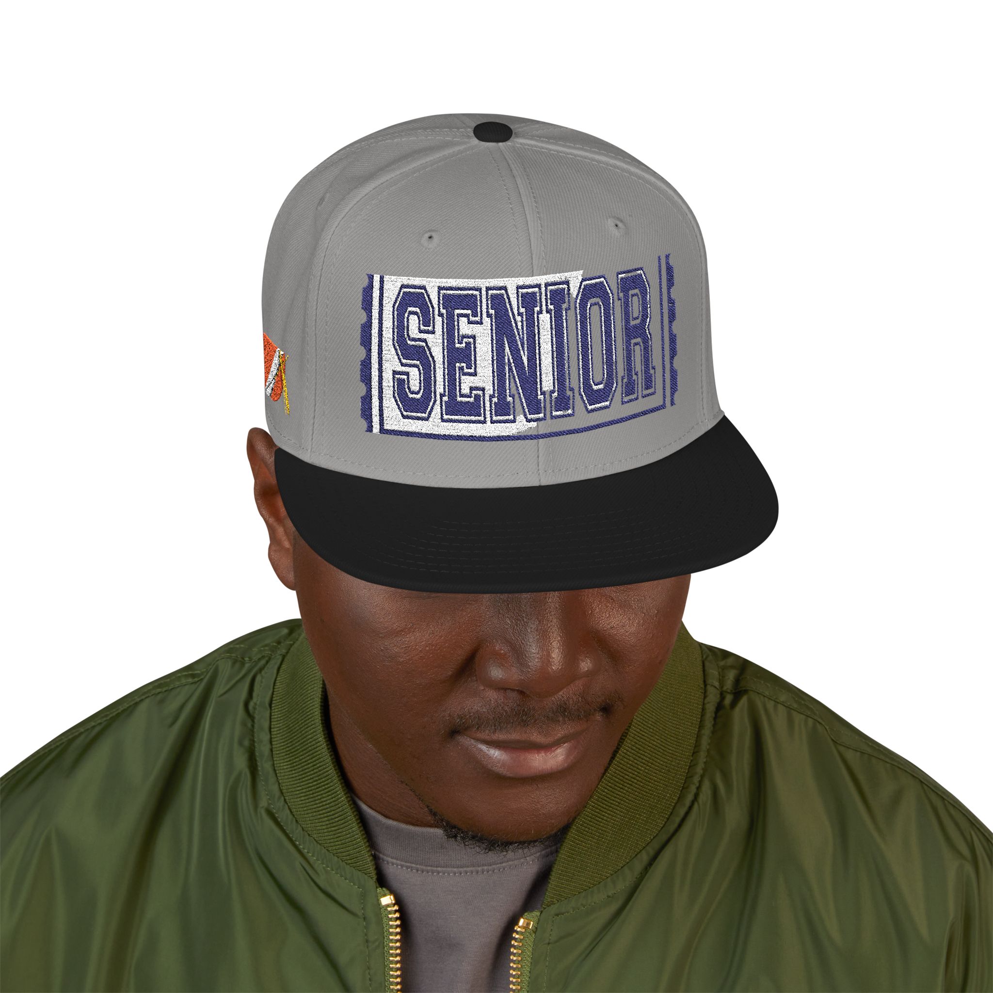 5528382406742044193_2048.jpeg Casquette — Design « SENIOR» en lettres épaisses avec logo latéral – Image 39