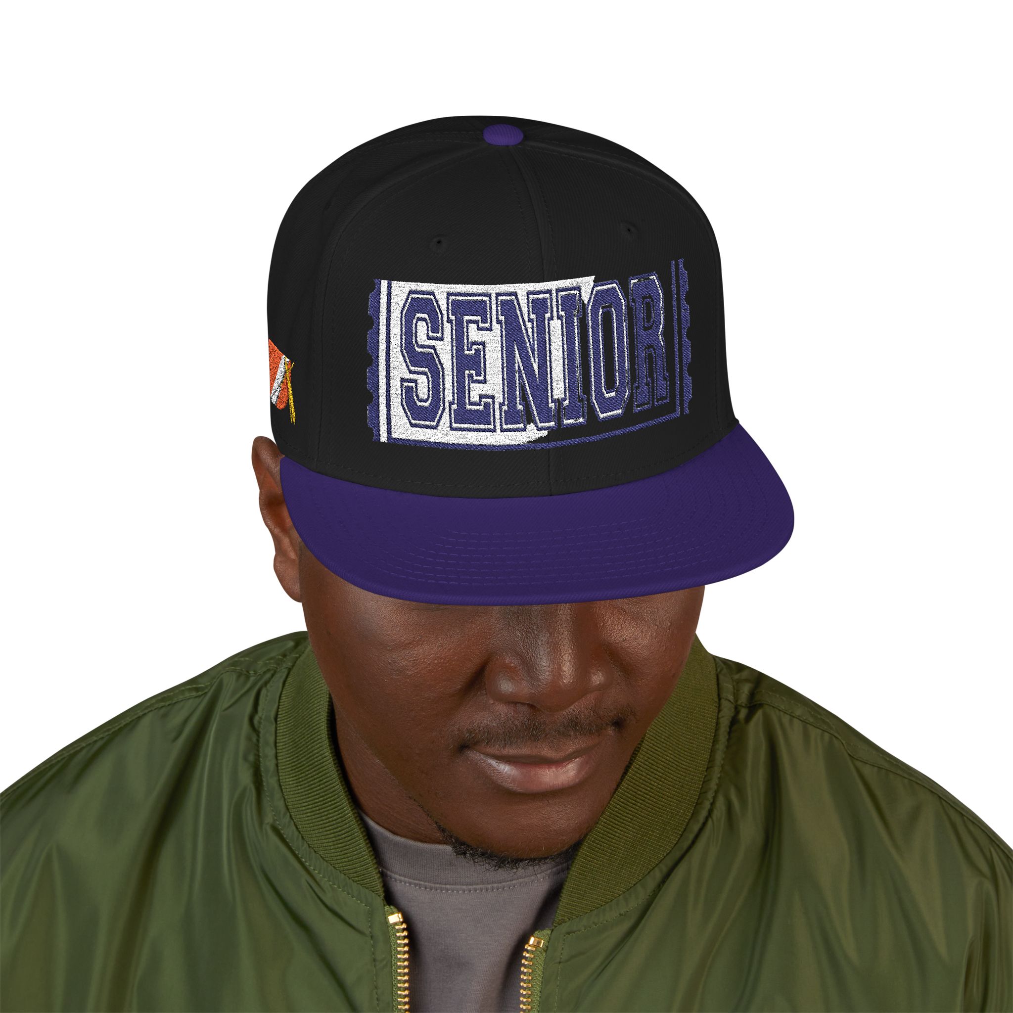5771406543832459860_2048.jpeg Casquette — Design « SENIOR» en lettres épaisses avec logo latéral – Image 31