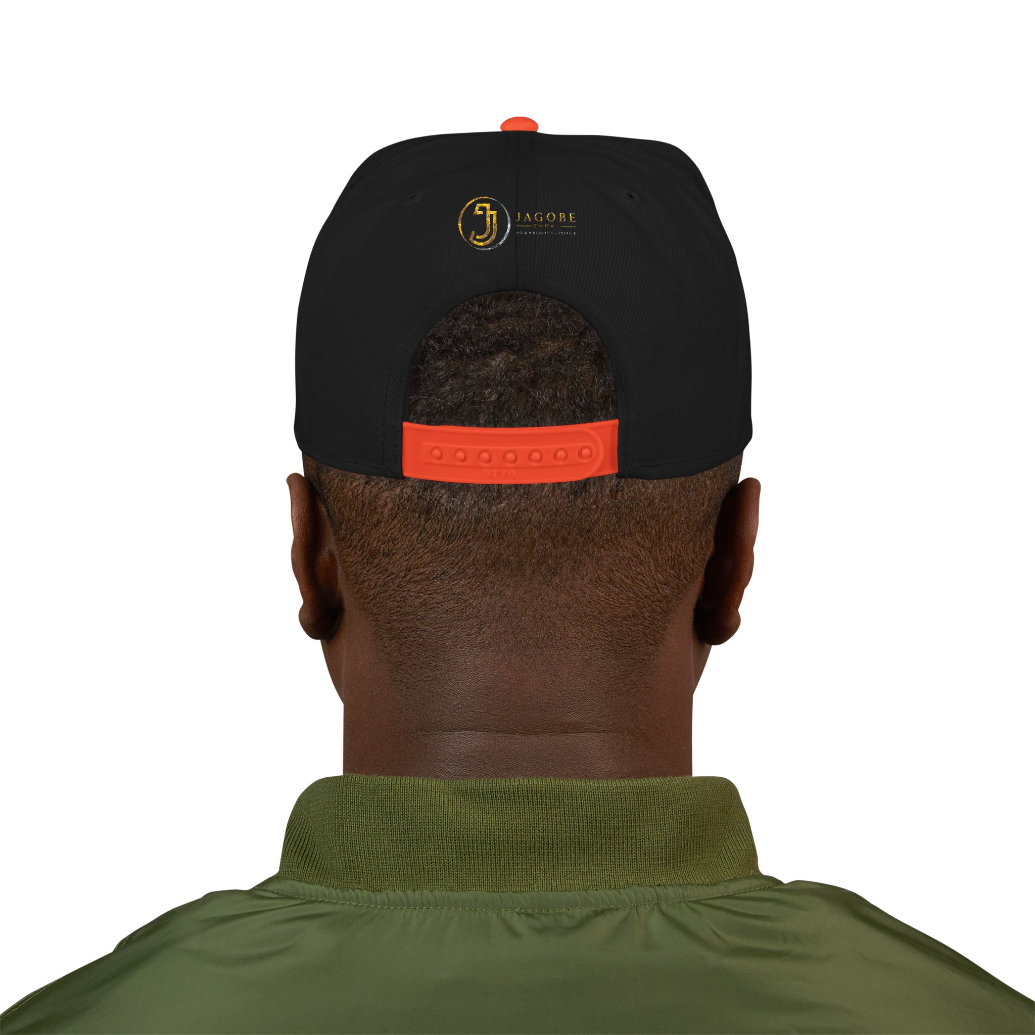 5851037327065566074_2048.jpeg Casquette — Design « SENIOR» en lettres épaisses avec logo latéral – Image 4