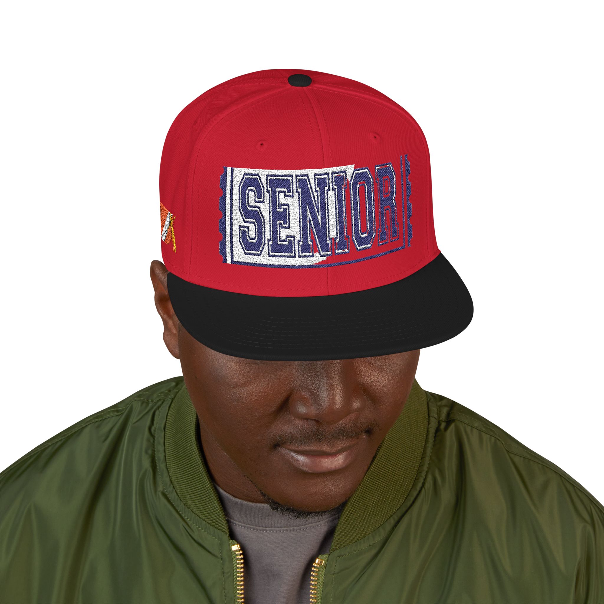 7359003130323329608_2048.jpeg Casquette — Design « SENIOR» en lettres épaisses avec logo latéral – Image 23