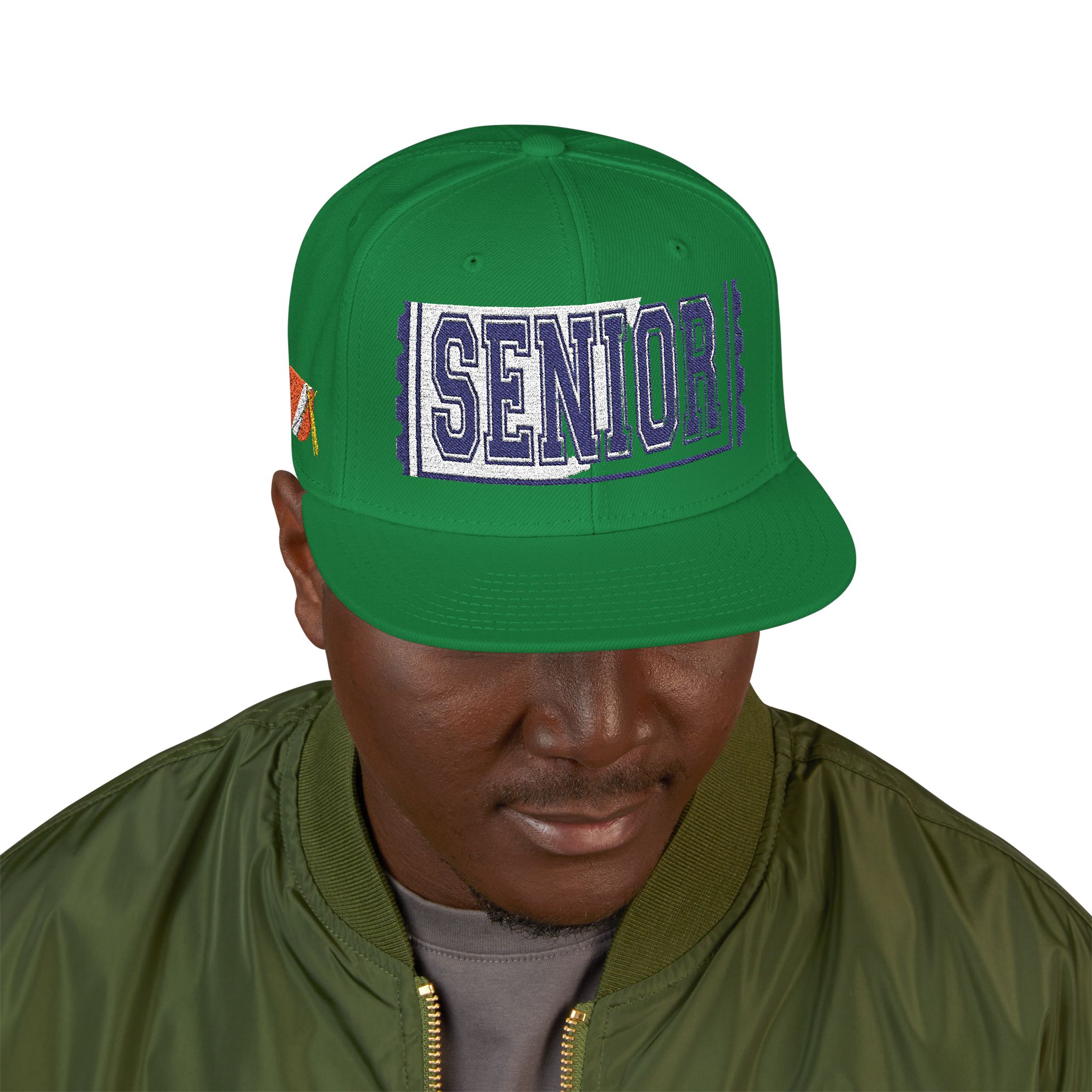 7745065834282393516_2048.jpeg Casquette — Design « SENIOR» en lettres épaisses avec logo latéral – Image 47